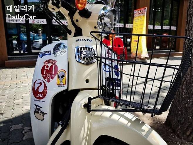 혼다 슈퍼커브 (일본 내수용 엠블럼 부착)