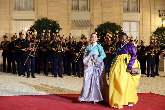 15일 저녁(현지시간) 프랑스 파리 엘리제 궁에서 열린 국빈 만찬에 앞서 판소리를 배우는 프랑스 인들이    만찬장으로 입장하고 있다. 청와대사진기자단