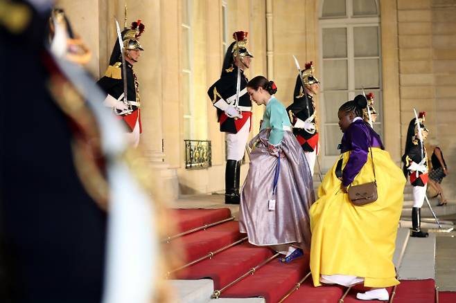 15일 저녁(현지시간) 프랑스 파리 엘리제 궁에서 열린 국빈 만찬에 앞서 판소리를 배우는 프랑스 인들이 만찬장으로 입장하고 있다. 청와대사진기자단