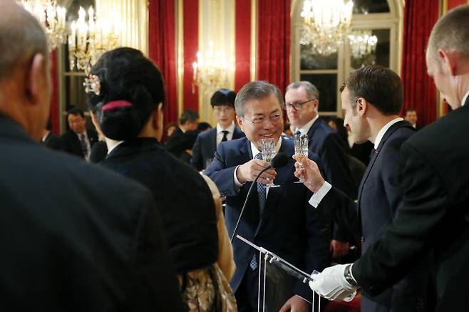 문재인 대통령 내외와 마크롱 프랑스 대통령 내외가 15일 오후 프랑스 파리 엘리제궁 국빈만찬장에서 건배를 하고 있다. 청와대사진기자단