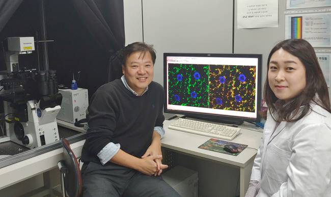 생명연 위해요소감지 BNT연구단 이규선(왼쪽) 박사팀이 관련 실험을 진행하고 있다.[제공=한국생명공학연구원]