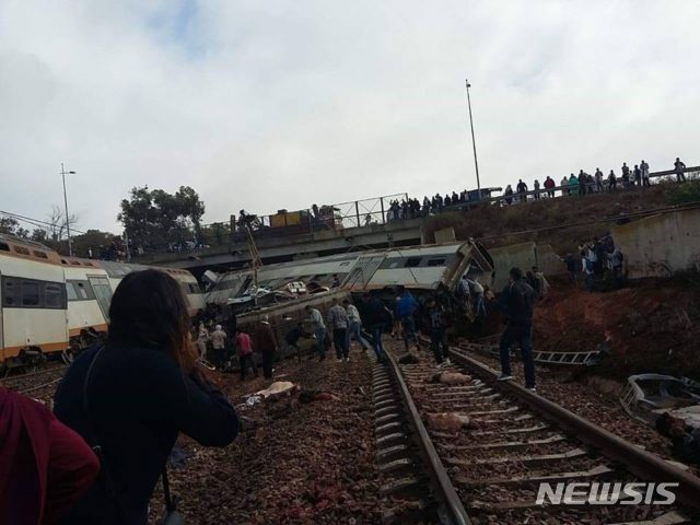 북아프리카 모로코 살레 부근에서 16일 기차가 탈선해 수십명이 죽거나 다치는 대형사고가 발생했다(현지 TV 화면 캡처)