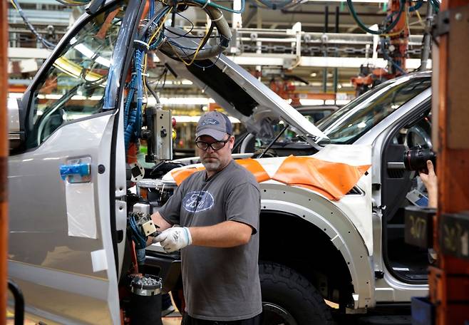 9월 27일 촬영된 포드 자동차 미시간 공장에서 일하는 미국 노동자/AFPBBNews=뉴스1