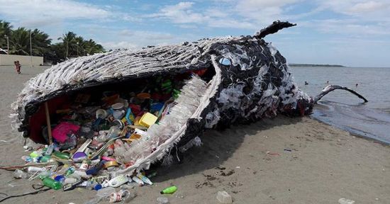 세계 고래의 날을 맞아 그린피스 필리핀이 설치한 고래 조형물. 플라스틱 폐기물의 심각성을 알리려던 조형물 고래가 이제 현실에서 나타나고 있다. 사진 = 그린피스 필리핀