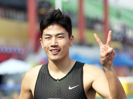 박태건이 15일 전북 익산종합운동장에서 열린 제99회 전국체육대회 육상 남자일반부 200ｍ에서 대회 신기록으로 종점을 들어온 뒤 2관왕을 뜻하는 손가락을 펴보이고 있다. [연합뉴스]