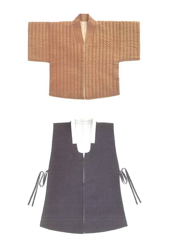 누비 배자. 명주, 목화솜, 명주실로 만들었으며 저고리 위에 덧입는 주머니나 소매가 없는 방한용으로 솜을 넣어 누빈 배자. [사진 이정은]