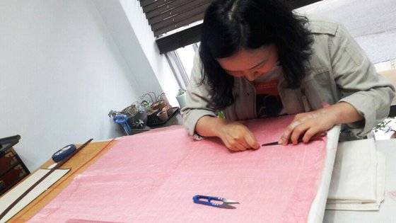 김은주 장인이 오목누비 저고리를 만들기 위해 누비하고 있다. [사진 이정은]