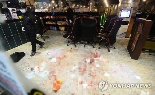 2015년 11월 수원역 앞 PC방에서 벌어진 '묻지마' 흉기 난동 사건으로 1명이 숨지고 3명이 다쳤다. [연합뉴스]