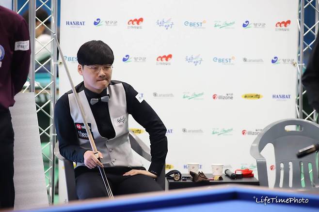 서울3쿠션월드컵에 출전권을 따낸 윤도영은 "Q라운드(예선 마지막 라운드) 진출이 목표"라고 포부를 밝혔다. 사진은 올해 6월 열린 "양구 국토정중앙배" 3쿠션 복식전에서 상대의 공격을 바라보고 있는 윤도영. 윤 선수는 24살 허진우(김포)와 팀을 이뤄 국토정중앙배 3쿠션 복식전 공동3위에 올랐다. (사진=함상준 경기도당구연맹 행정총괄국장)