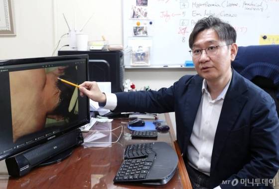 8일 서울대 의대 연구실에서 유성호 서울대 법의학교실 교수가 부검 관련 주요 업무를 소개하고 있다. /사진=홍봉진 기자