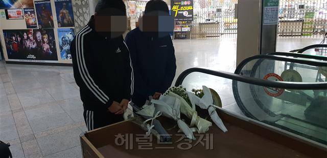 9일 오전 강서구 PC방 살인사건 현장에서 숨진 신 씨를 위해 기도하는 학생들