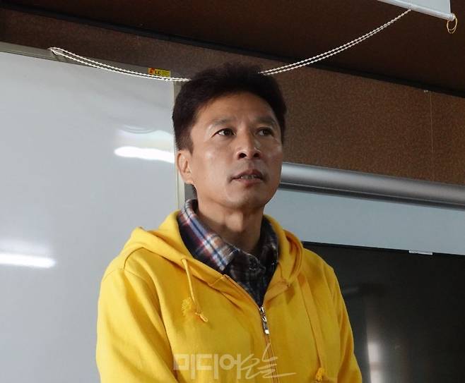 ▲ 정성욱 416가족협의회 선체인양분과장(단원고 2학년 동수군의 아버지)이 19일 목포신항만 세월호 거치소 회의실에서 선체 내외부를 공개하는 취지를 기자들에게 설명하고 있다. 사진=김예리 기자