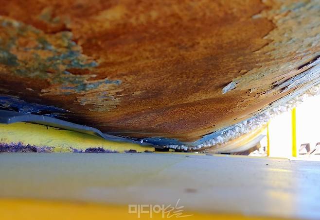 ▲ 19일 세월호 선체 바닥 부위가 움푹 들어간 흔적. 사진=김예리 기자