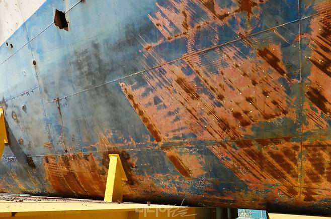 ▲ 세월호 좌현 서로 방향이 다른 스크래치 흔적. 사진=김예리 기자