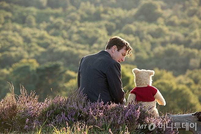 우연히 본 영화 '곰돌이푸 다시 만나 행복해'. 주인공 크리스토퍼 로빈이 어렸을 때 같이 놀던 푸와 다시 만나며 잊고 살았던 중요한 것들을 깨닫는 내용이다. 유치할 것 같지만, 지친 어른들을 치유해주는 영화란 생각이 들었다./사진=곰돌이푸 다시 만나 행복해 포스터