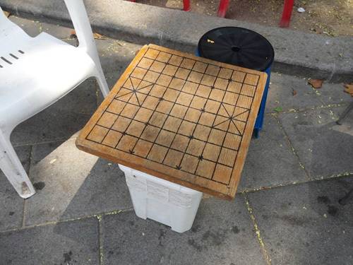 서울 종로구 탑골공원 인근의 장기알 없는 장기판.