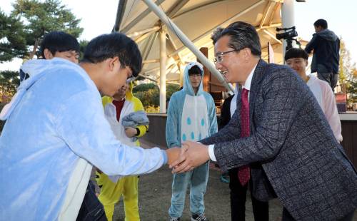 ‘제1회 유성구 대학 e스포츠대회’에 참석한 정용래 유성구청장. 대전 유성구 제공