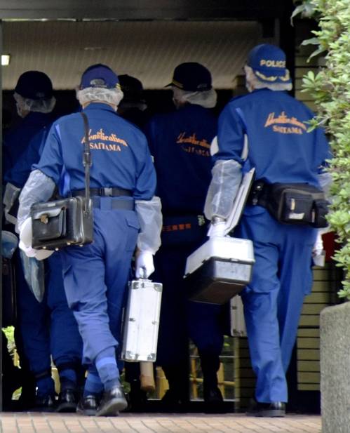 와코시 80대 노부부 살인사건의 살해 현장을 감식한 일본 경찰들[교도=연합뉴스 자료사진]