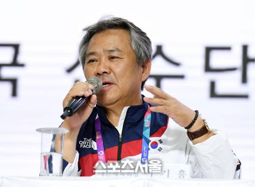 이기흥 대한체육회장이 지난 달 2일 인도네시아 자카르타 코리아 하우스에서 진행된 ‘2018 카르타-팔렘방아시안게임’ 대한민국 선수단 해단식 및 기자회견에서 기자들의 질문에 답하고 있다.자카르타(인도네시아) | 최승섭기자 thunder@sportsseoul.com