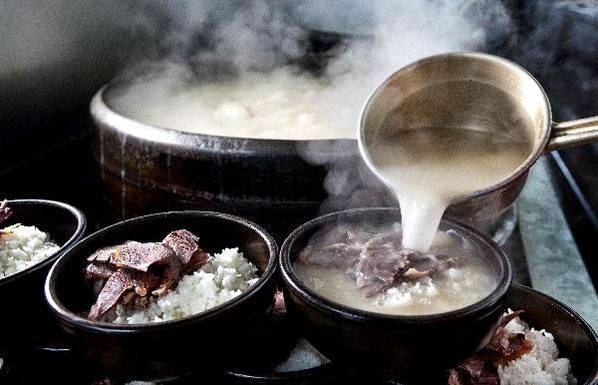 설렁탕은 소가죽을 제외한 온갖 부위를 다 넣고 끓이지만 소머리가 주연이다. 경기도 곤지암 소머리국밥은 설렁탕과 같은 음식이다./조선일보DB