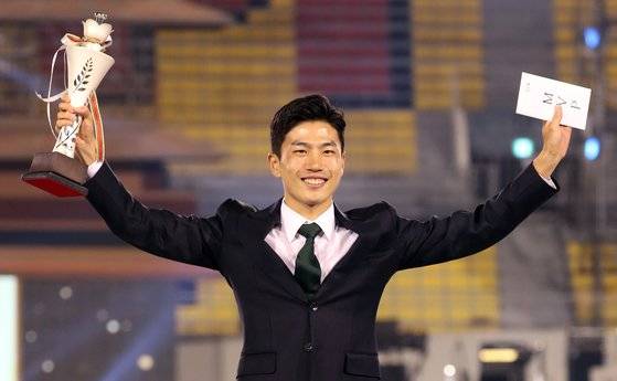 18일 전북 익산시 익산 종합경기장에서 제99회 전국체육대회 폐회식이 열렸다. 육상 100m 우승 등 3관왕을 차지하며 대회 MVP로 선정된 육상 박태건이 트로피와 상금을 손에 들고 인사를 하고 있다. [뉴스1]