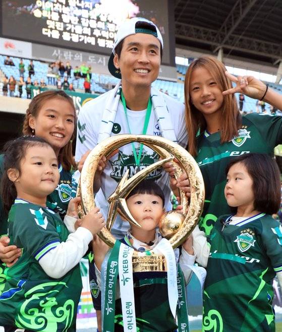 20일 전북 전주시 전주월드컵경기장에서 열린 2018 프로축구 K리그1 우승 기념식에서 이동국과 자녀들이 우승컵을 함께 들고 있다. [뉴스1]