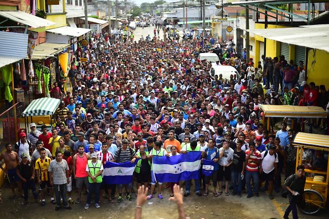 멕시코에 입국하려는 온두라스 출신 이민자들이 20일(현지시간) 국경지대에서 대규모 시위를 벌이고 있다.  AFP=연합뉴스
