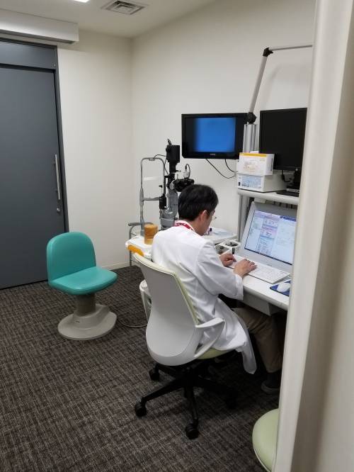 고베아이센터 의료진이 환자에 대한 검사 자료를 확인하고 있다.