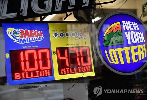휘몰아치는 美로또 광풍…양대 복권 당첨금 2조5천억원 (뉴욕 AFP=연합뉴스) 미국 뉴욕 거리에 19일(현지시간) 미 양대 로또 복권 메가밀리언과 파워볼의 당첨금 금액이 표시돼 있다. 미 언론에 따르면 20일 밤 실시된 파워볼 추첨에서 1등 당첨자가 나오지 않아 23일의 다음 추첨 당첨금이 6억2천만 달러(7천32억원)로 치솟게 되고 메가밀리언도 다음 추첨일인 22일까지 당첨금이 미 복권 사상 최대규모인 16억 달러에 이를 것으로 추산돼 양대 복권의 누적 합계 당첨금이 22억2천만 달러(2조5천181억원)에 달할 전망이다. 이 때문에 미국에서는 로또 광풍이 계속 몰아치고 있다.    ymarshal@yna.co.kr  (끝)