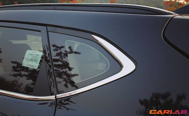 '프리미엄' 트림은 벨트라인 따라 크롬을 둘렀다