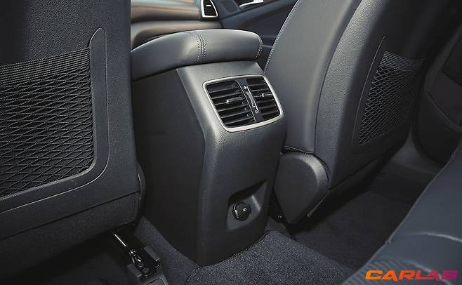 2열 USB 충전 단자를 가장 비싼 ‘프리미엄’ 트림에만 제공하는 점은 너무 야박하지 않은가