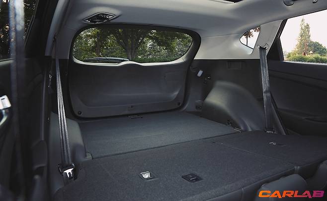 등받이를 접으면 트렁크 바닥과 거의 평평하게 연결된다