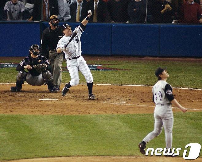 2001 월드시리즈 5차전에서 9회말 스콧 브로셔스에게 동점 투런홈런을 허용한 김병현(오른쪽). © AFP=News1