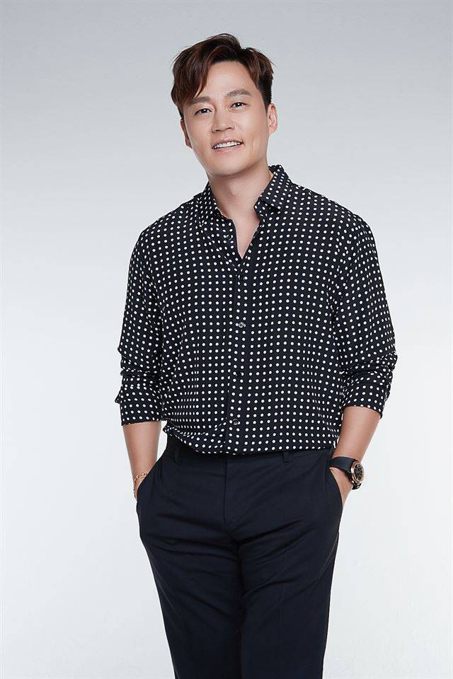 영화 ‘완벽한 타인’으로 오랜만에 본업에 복귀한 이서진은 “다작은 체력이 달려서 욕심 내지 않는다”고 웃으면서 “새로운 작품을 만나 즐겁게 일할 수 있는 현재가 만족스럽다”고 말했다. 롯데엔터테인먼트 제공