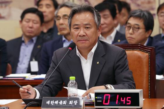 이기흥 대한체육회장이 23일 오전 서울 여의도 국회에서 열린 문화체육관광위원회의 대한체육회, 국민체육진흥공단, 한국체육산업개발(주), 태권도진흥재단, 대한장애인체육회 등에 대한 국정감사에서 의원들의 질의에 답하고 있다. 2018.10.23/뉴스1  <저작권자 © 뉴스1코리아, 무단전재 및 재배포 금지>