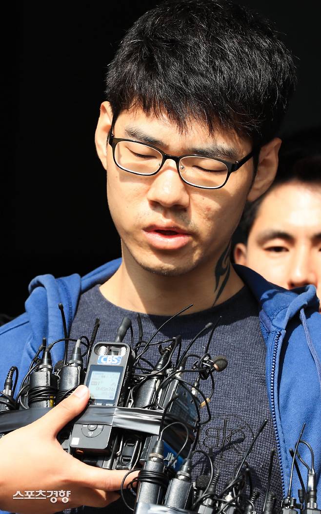 22일 서울시 강서구 PC방 아르바이트 피살사건의 피의자 김성수가 공주 치료감호소에서 최장 한 달간의 정신감정을 받기 위해 서울 양천경찰서를 빠져 나오고 있다. / 이준헌 기자 ifwedont@kyunghyang.com