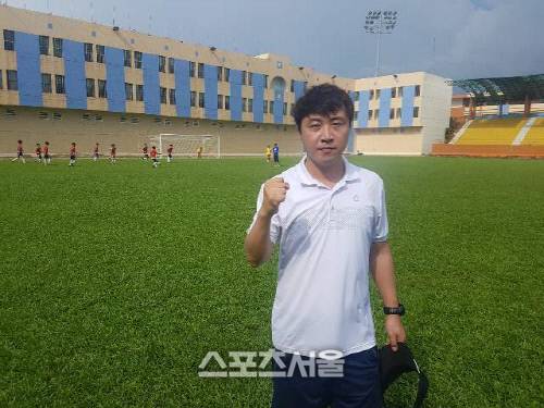 호치민 탄롱스포츠센터에서 본지와 인터뷰한 박병주 감독이 포즈를 취하고 있다. 호치민 | 김용일기자