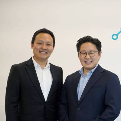 서범석 신임 대표이사(오른쪽)와 백승욱 의장.