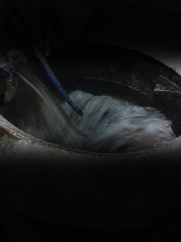 ▲ 최근 한 누리꾼이 SNS에 게시한 사진이 화제였다. 처량하게 쌓인 신문 더미와 함께 계란판 공정 사진을 올렸다. 사진=익명의 페이스북 유저