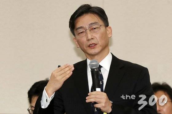 이국종 아주대병원 권역외상센터 교수가 24일 서울 여의도 국회에서 열린 보건복지위원회 국정감사에 참고인 자격으로 출석해 의원들의 질의에 답하고 있다. 2018.10.24/뉴스1  <저작권자 © 뉴스1코리아, 무단전재 및 재배포 금지>