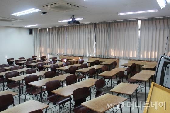 논란의 주제가 된 동덕여대 책상과 의자=(사진)김재혁 기자