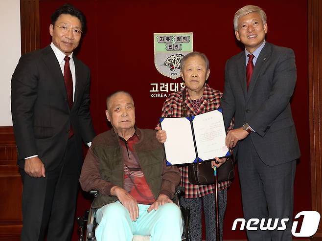 김영석씨(91)와 양영애씨(83·여) 내외가 25일 서울 성북구 고려대학교 본관에서 열린 기부식에서 평생 과일 장사를 하며 모은 전 재산 400억원을 기부한 뒤 김재호 학교법인고려중앙학원 이사장, 염재호 총장과 함께 기념촬영을 하고 있다. 2018.10.25/뉴스1 © News1 허경 기자