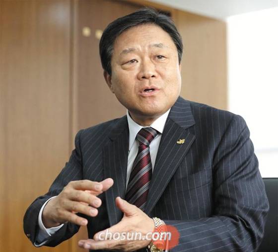 유주현 대한건설협회장은 22일 인터뷰에서 “주택 시장이 전체적으로 냉각된 데다, 인프라 건설에 투입할 사회간접자본(SOC) 예산이 점점 줄어들고 있는 등 건설업계가 삼중고에 처해 있다”고 말했다. /김연정 객원기자