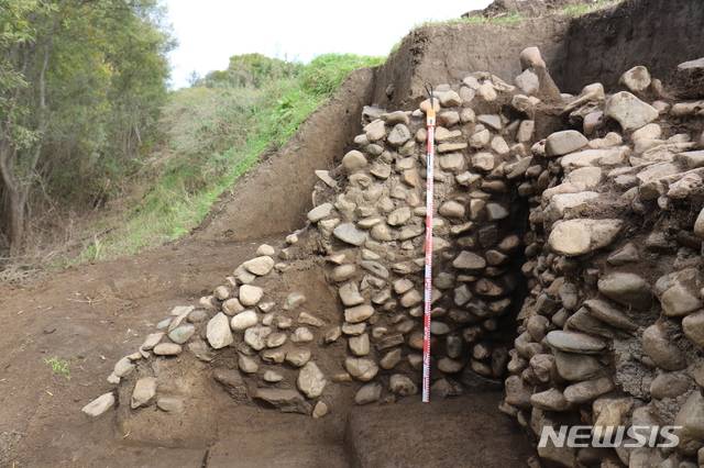 러시아 스타로레첸스코예 평지성 지하식 저장고 세부 전경