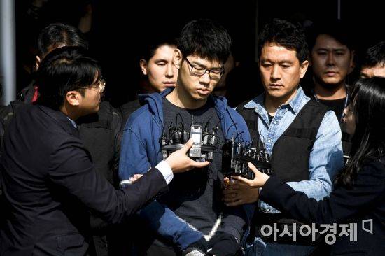 강서구PC방에서 아르바이트생을 살해한 혐의를 받는 김성수(29)씨가 정신감정을 받기 위해 22일 서울 양천경찰서를 나서고 있다. 한편 서울 강서경찰서는 심의위원회를 열고 김성수의 신상정보를 공개했다./강진형 기자aymsdream@