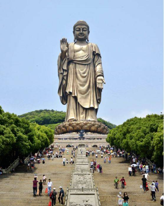 중국 장쑤성 우시에 건설된 거대한 링샨 불상을 관광객들이 관람하고 있다. 시각중국