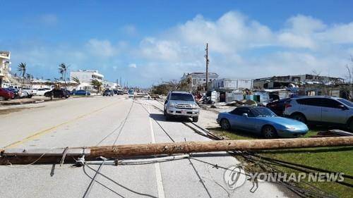 도로 위로 쓰러진 전신주 26일 슈퍼 태풍 '위투'가 덮친 미국령 북마리아나 제도 사이판 섬의 한 도로가 쓰러진 전신주에 반쯤 가로막혀 있다. 2018.10.26 [한국 관광객 유세원 씨 제공=연합뉴스]