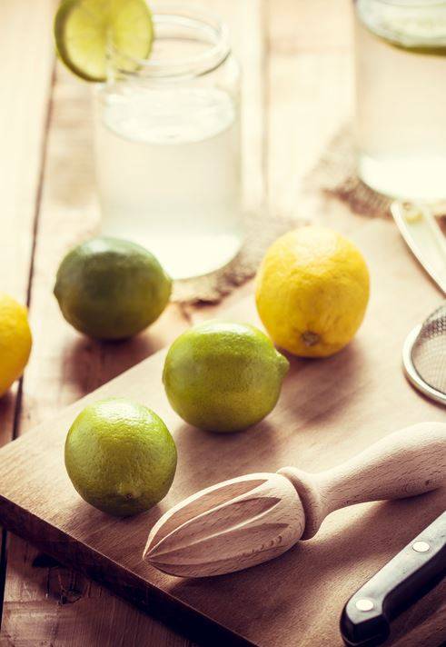 저렴하고 간편하게 레몬 즙을 짜려면 손잡이형 레몬 즙 짜개를 사용하는 것도 한 방법이다. 게티이미지 제공