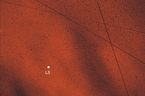 L5 주변의 먼지구름(선홍색 부분). 사선은 위성 흔적 [출처: J.슬리즈-발로그]