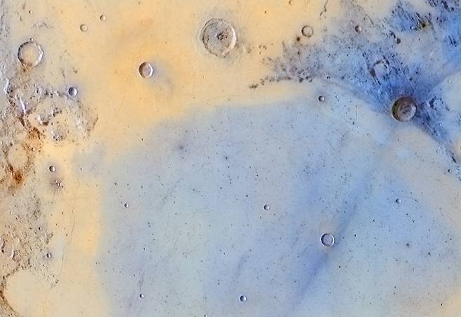 달 부문 수상작  `Inverted Colours of the Boundary between Mare Serenitatis and Mare Tranquilitatis'. 맑음의 바다와 고요의 바다 사이 경계지역의 사진이다.